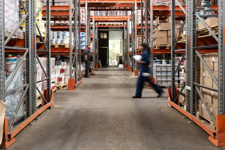 diferentes personas que se ocupan de la logistica del almacen