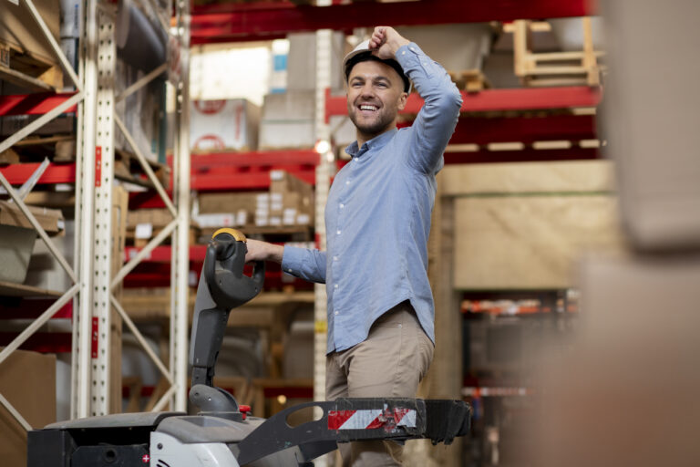 hombre de tiro medio en almacen logistico
